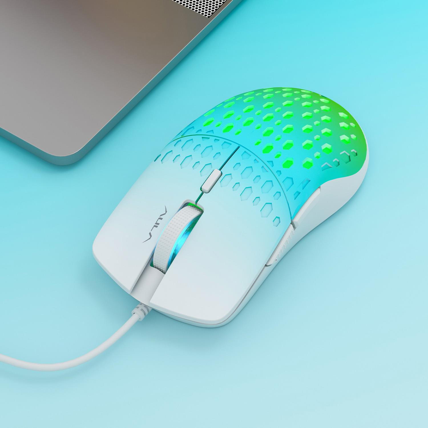 Mavi arka plan üzerinde dizüstü bilgisayarın yanında RGB aydınlatmalı beyaz bilgisayar faresi.