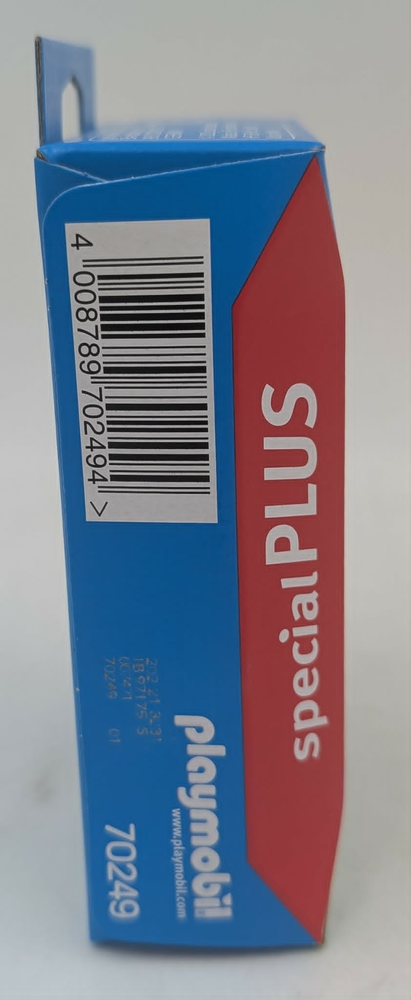 Scatola blu con codice a barre e striscia rossa con scritta specialPLUS.