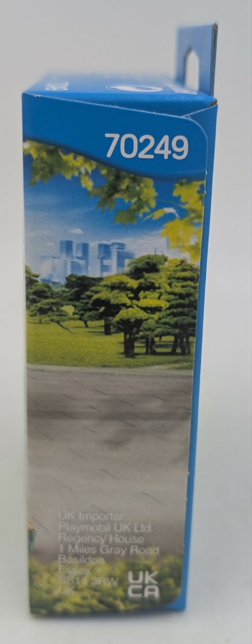 Una scatola blu con il numero 70249, che mostra un parco urbano con alberi ed edifici.