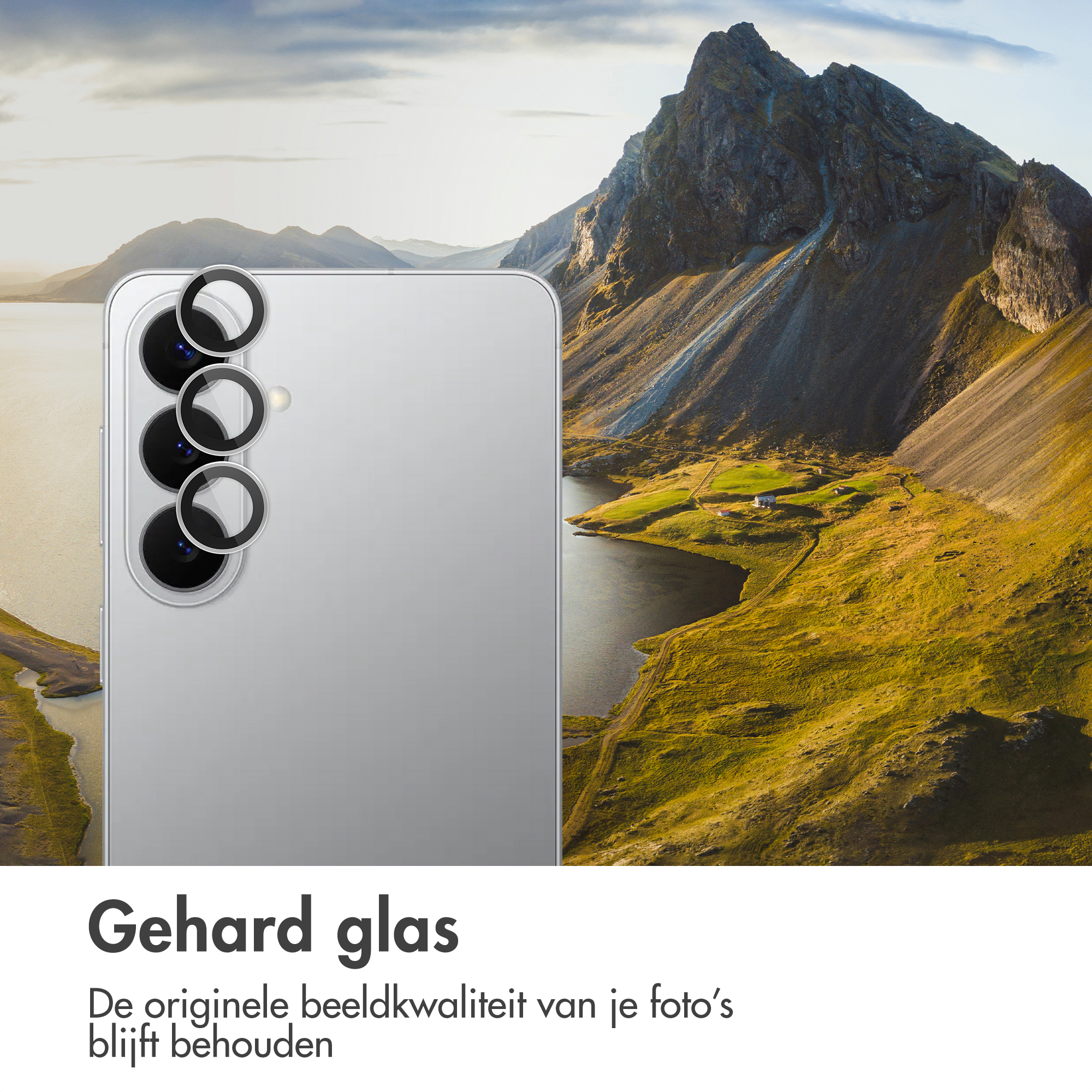 Een smartphone met drie cameralenzen voor een berglandschap.