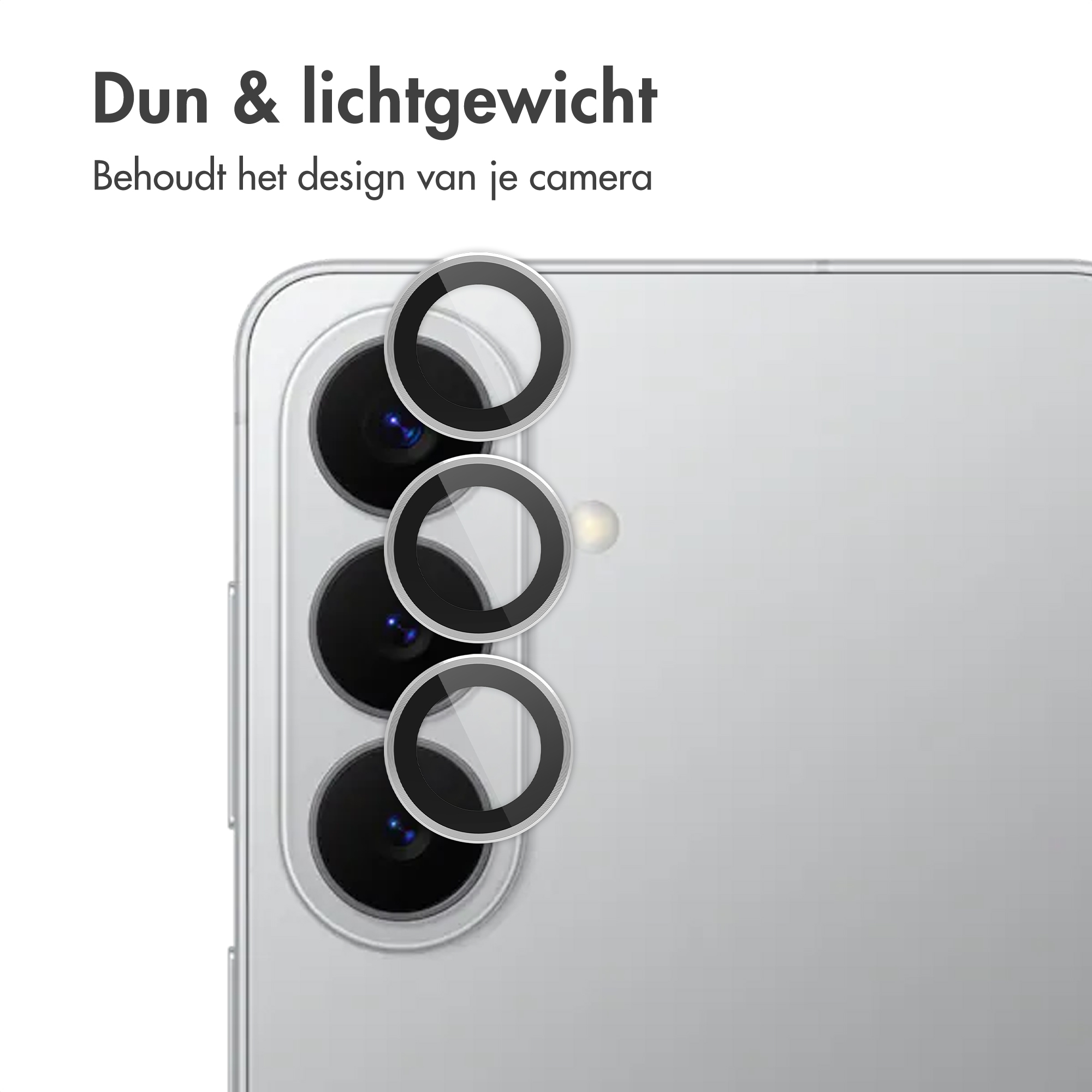 Close-up van smartphonecamera's met beschermende ringen op zilveren achtergrond.
