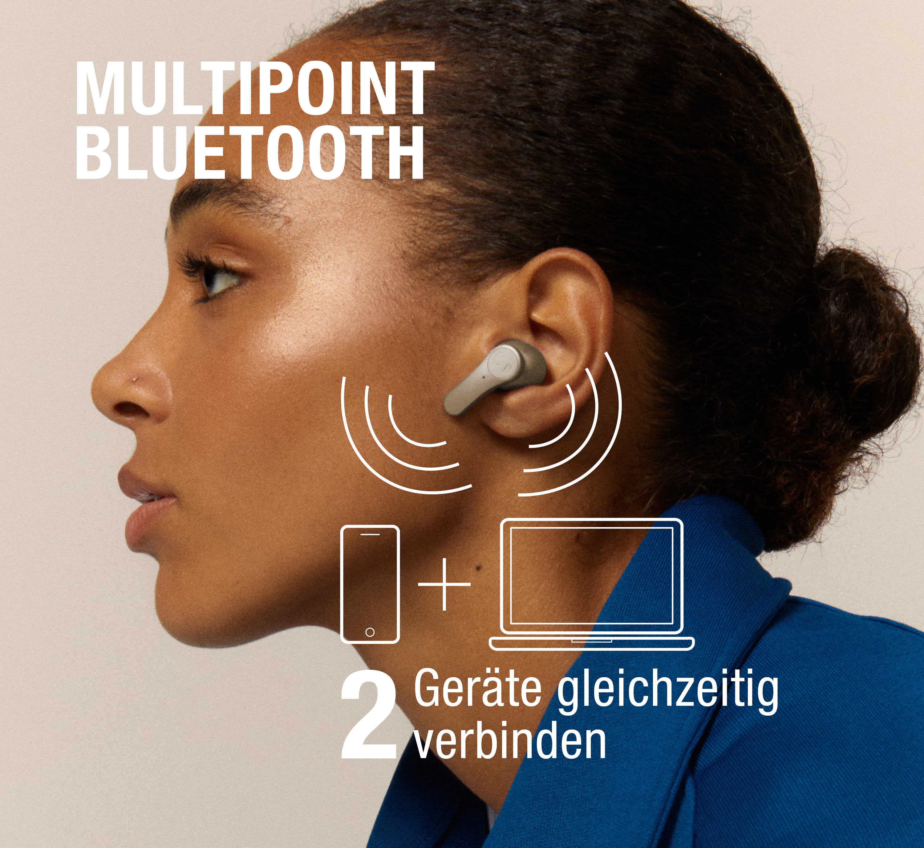 Frau mit Ohrhörer, verbindet 2 Geräte. Multipoint Bluetooth.