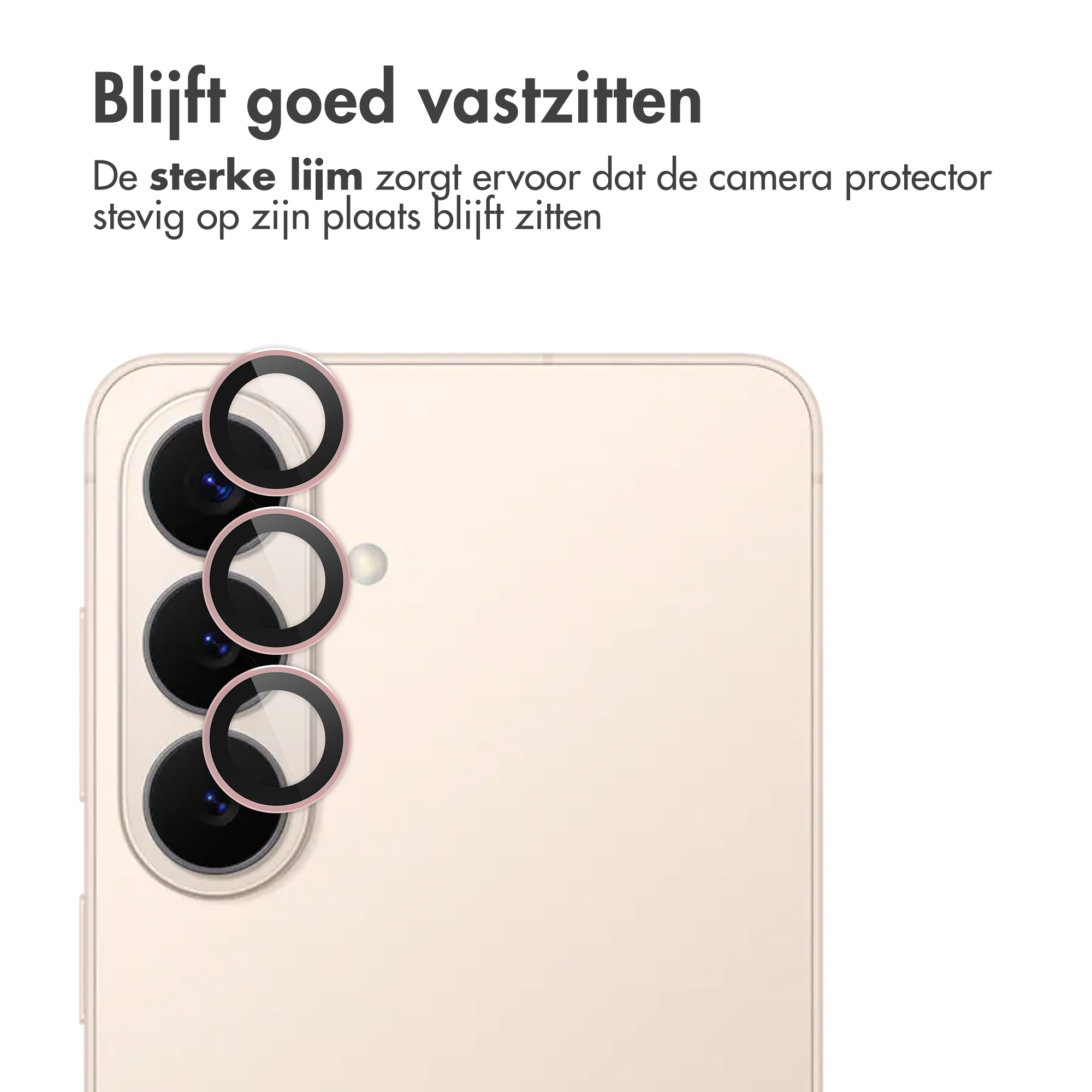 Drie roségouden cameraprotectorringen op een lichtgekleurde smartphone.