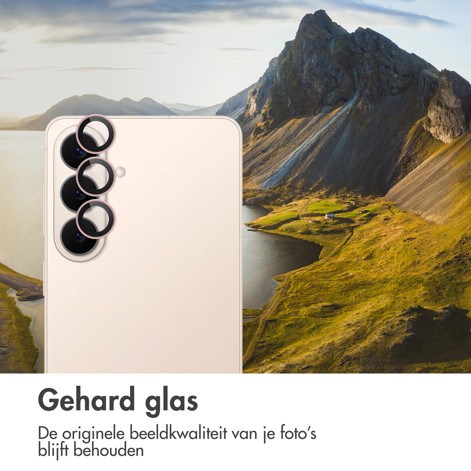 Een telefoon met drie cameralenzen voor een berglandschap met een meer.