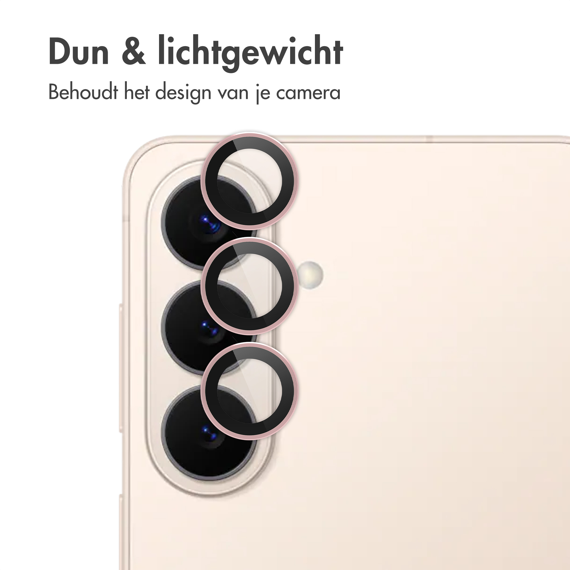Close-up van drie cameralenzen met roze ringen op een lichtgekleurde telefoon.