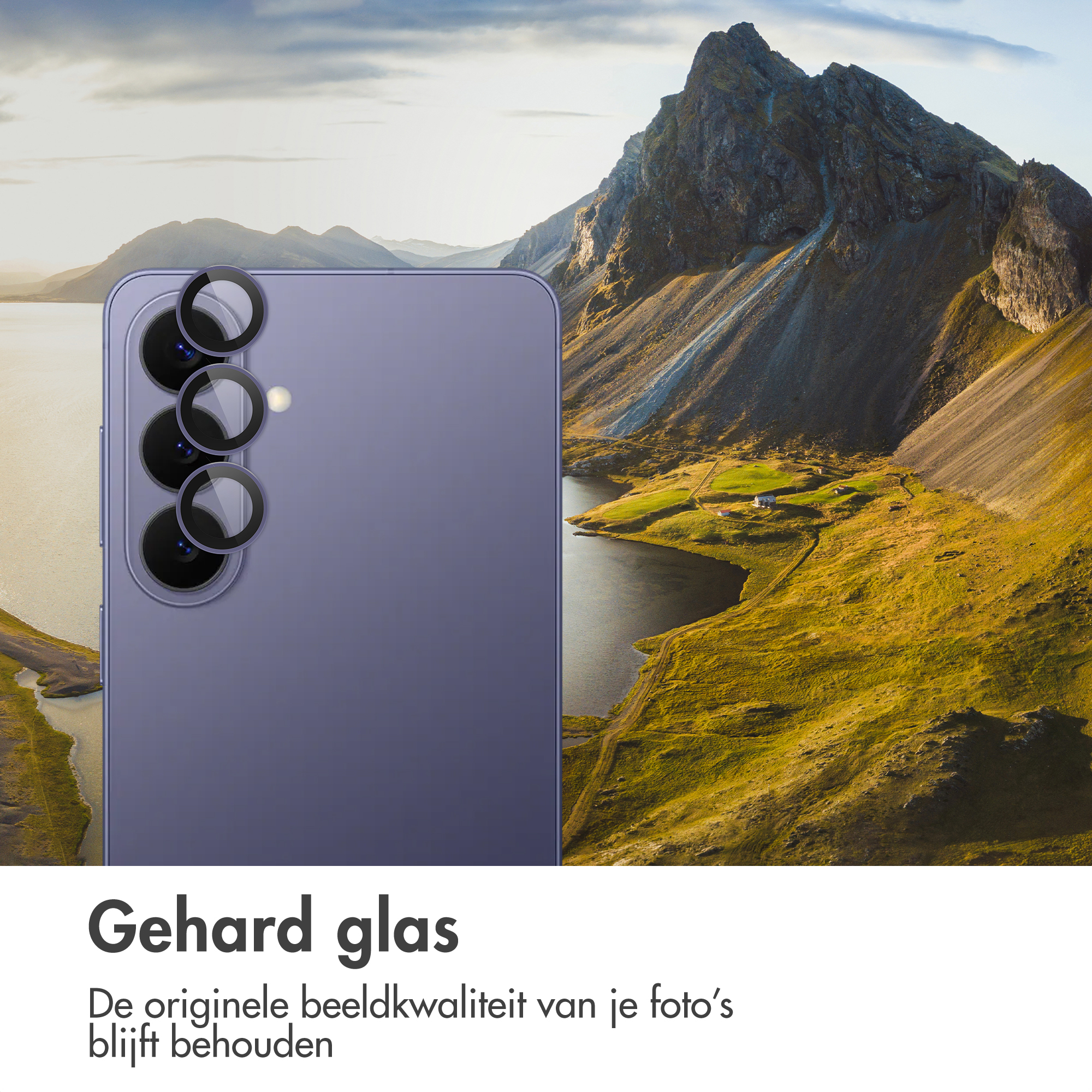 Paars telefoon met drie cameralenzen, tegen berglandschap met meer aan.