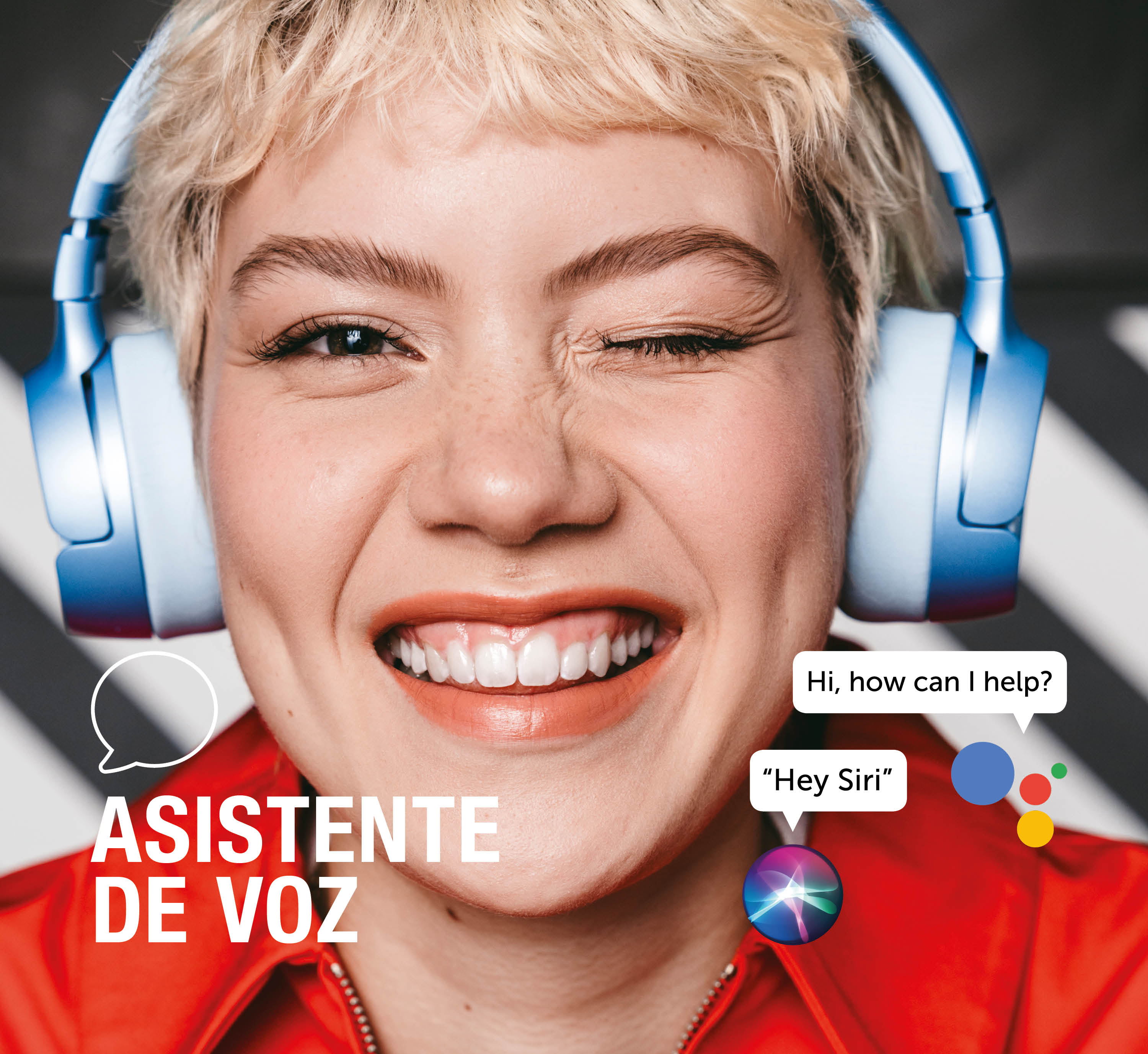 Mujer con auriculares y camisa roja, sonriendo. Texto: “ASISTENTE DE VOZ”.