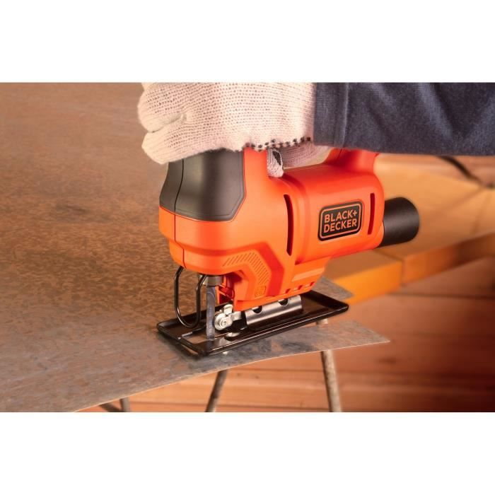 Puntasega arancione Black+Decker che taglia metallo.
