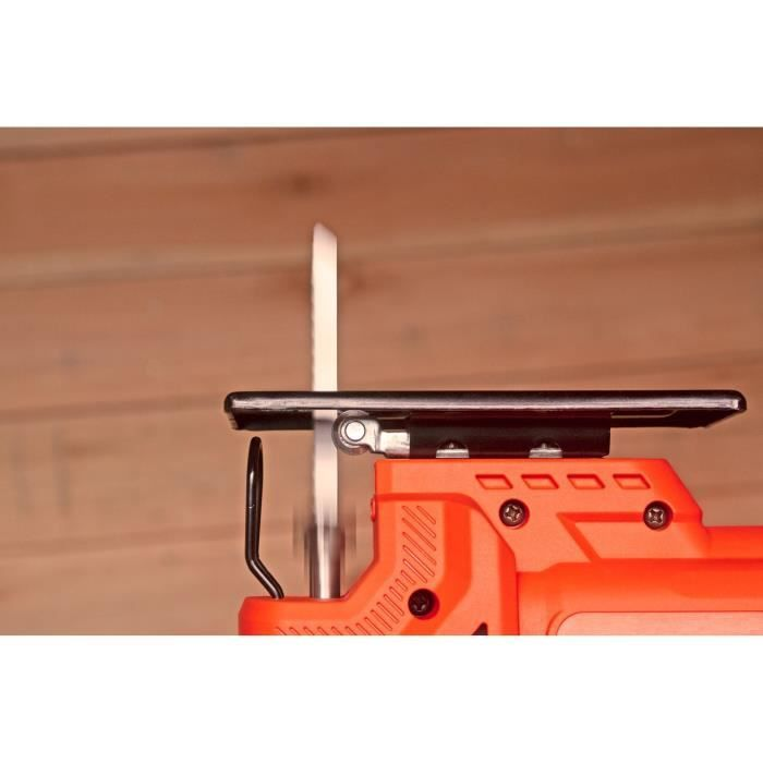 Primo piano di un seghetto alternativo arancione con lama alternativa su sfondo di legno.