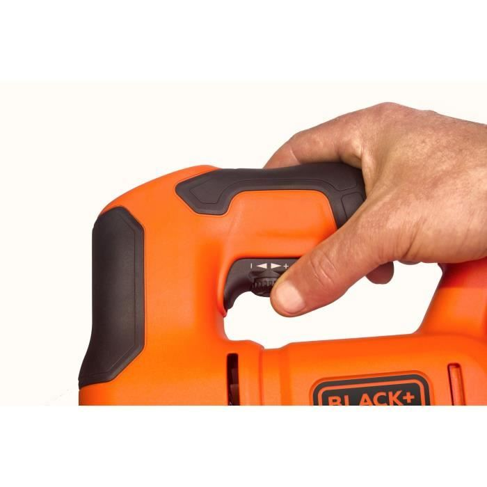Una mano tiene un seghetto alternativo arancione con rifiniture nere e un interruttore.