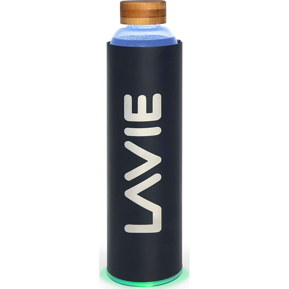Bottiglia blu scuro con tappo in legno, riempita di liquido blu. C'è scritto 'LA VIE'.