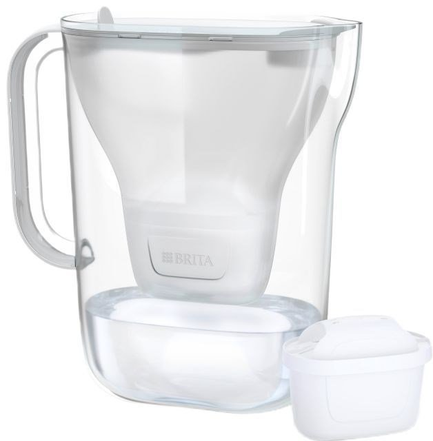 Una brocca Brita bianca con un filtro interno e uno di ricambio accanto.