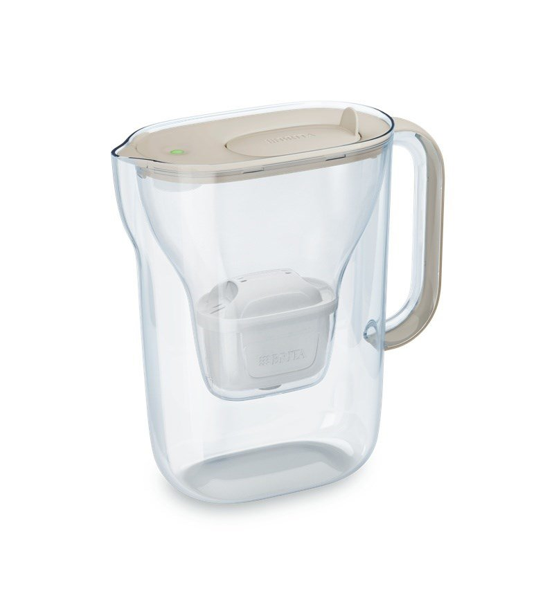 Caraffa filtrante per acqua trasparente con coperchio e manico beige.