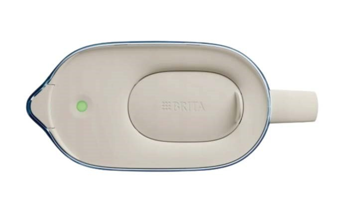 Caraffa filtro Brita bianca con bordo blu e luce indicatore verde.