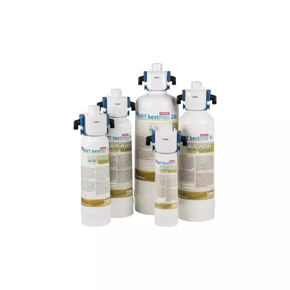 Cinque filtri per acqua BWT bestmax bianchi di varie dimensioni con connettori blu e neri.