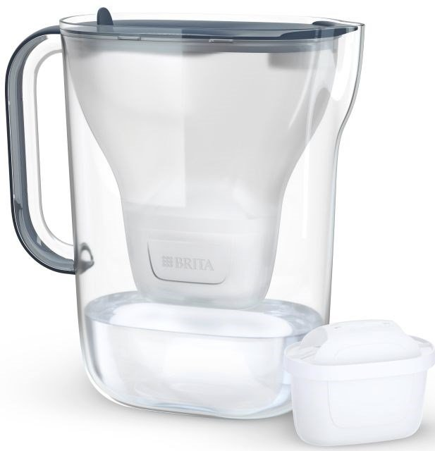 Caraffa filtrante trasparente con manico e coperchio blu, accanto a un filtro bianco.