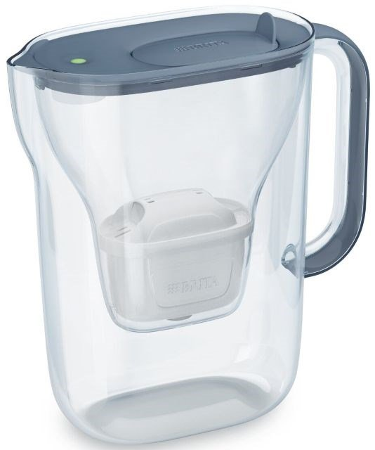 Una caraffa filtrante Brita trasparente con coperchio e manico grigi. Un filtro bianco è visibile.