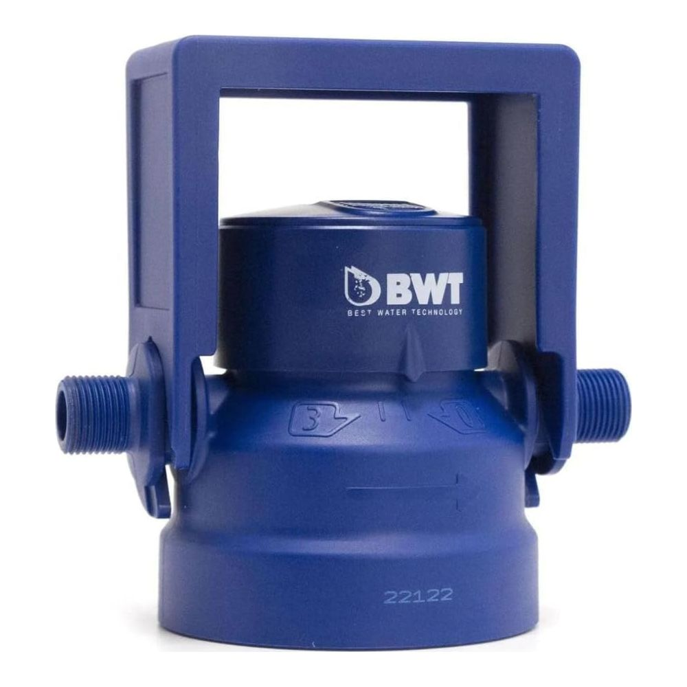 Un filtro acqua BWT blu con connettori filettati e logo.