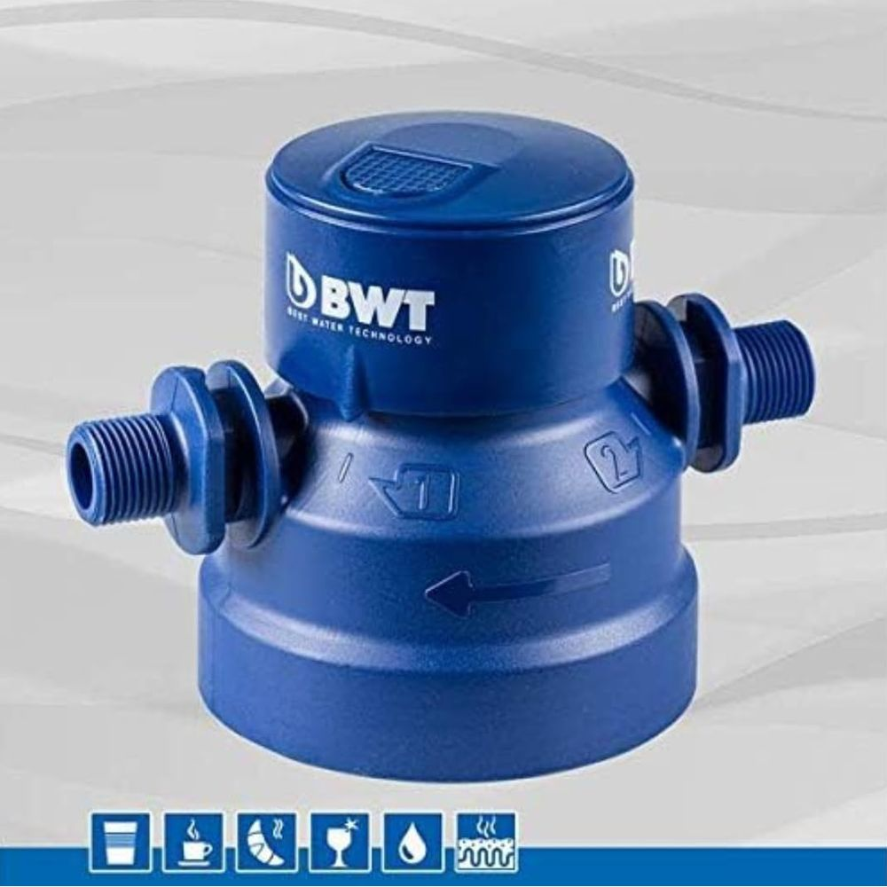 Un filtro acqua blu con logo BWT e connettori filettati.
