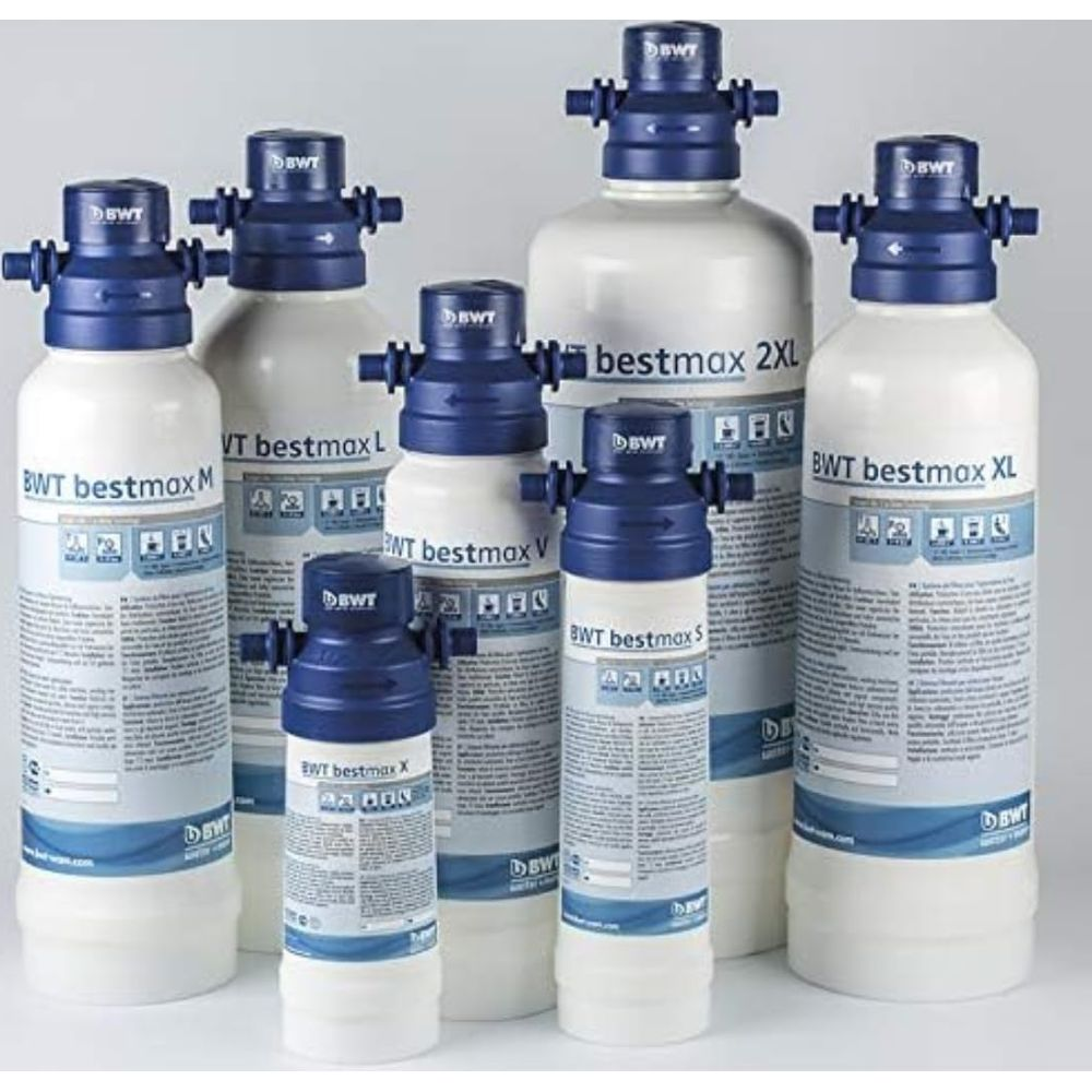 Gruppo di cartucce filtro acqua BWT di varie dimensioni, bianche con cime blu.