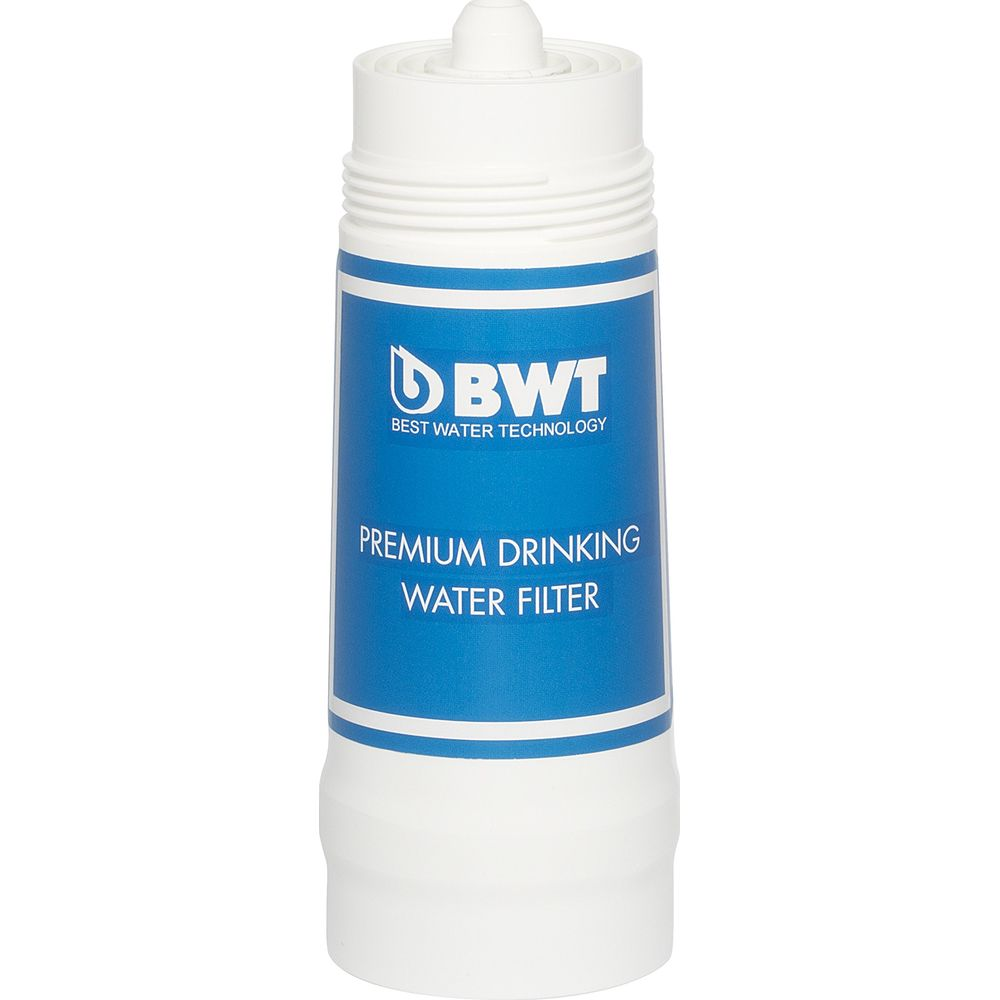 Un filtro acqua bianco con fascia blu e logo BWT. Filtro acqua potabile premium.