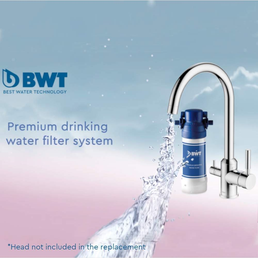 Un rubinetto cromato con filtro per acqua BWT blu, con acqua che scorre.