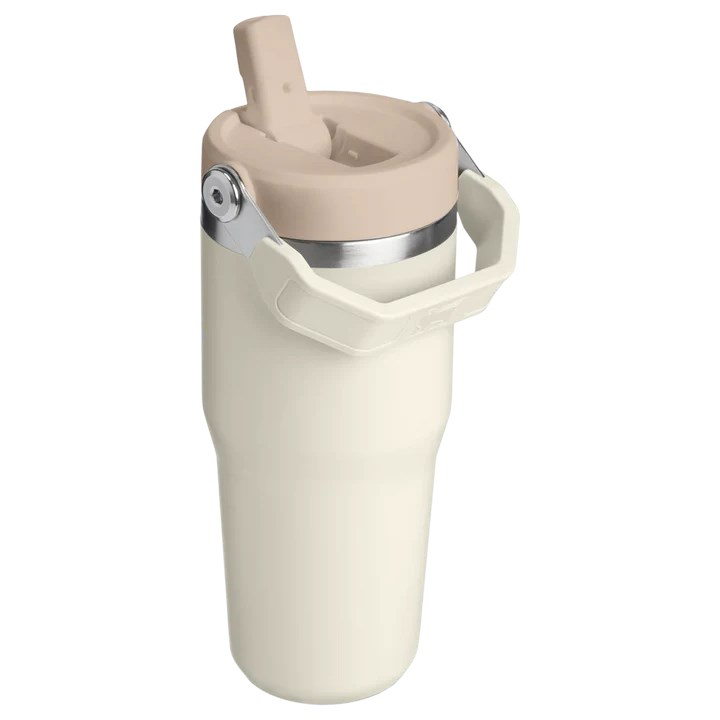 Bej ve gümüş kapaklı ve pipetli krem rengi bardak.