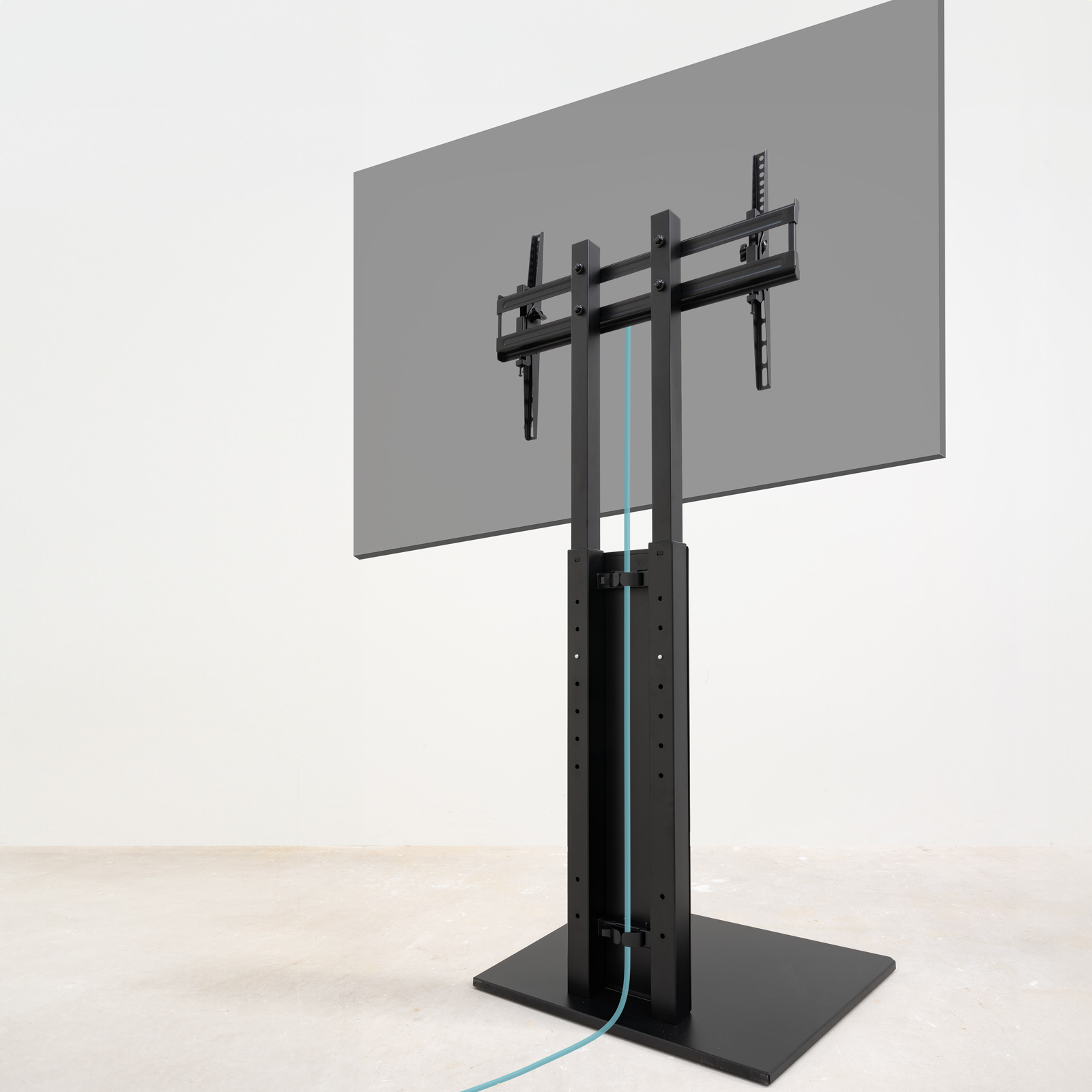 Supporto TV nero con schermo grigio e cavo blu.
