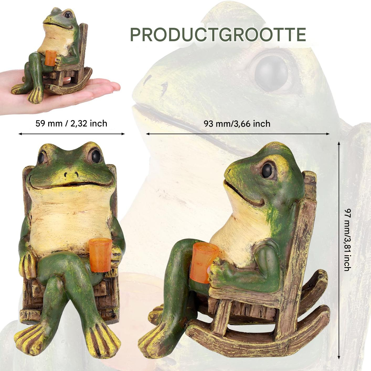 Eine Keramikfroschfigur sitzt in einem Schaukelstuhl und hält ein orangefarbenes Getränk.