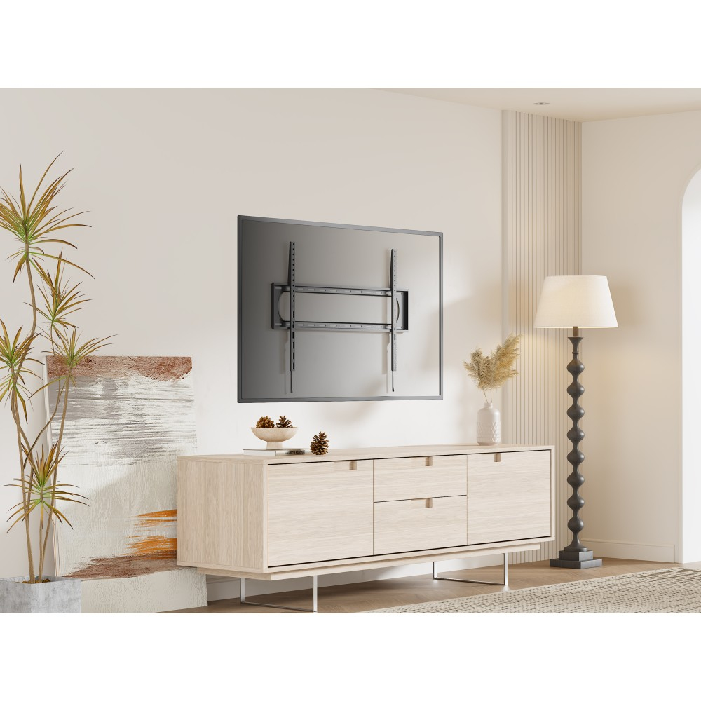 Un soggiorno moderno con TV a parete sopra un mobile in legno chiaro.