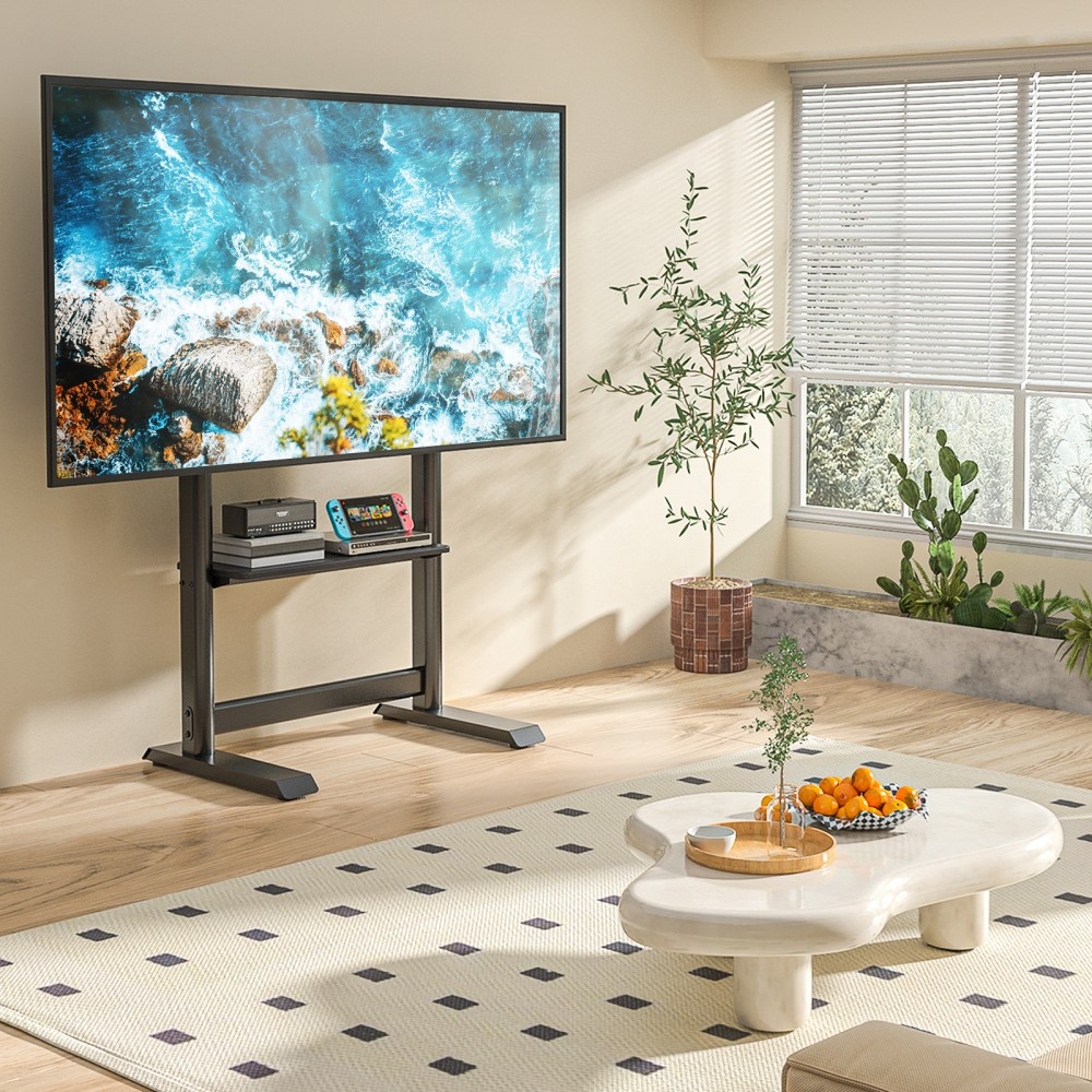 Soggiorno moderno con TV grande che mostra onde oceaniche, tavolino con frutta e piante.