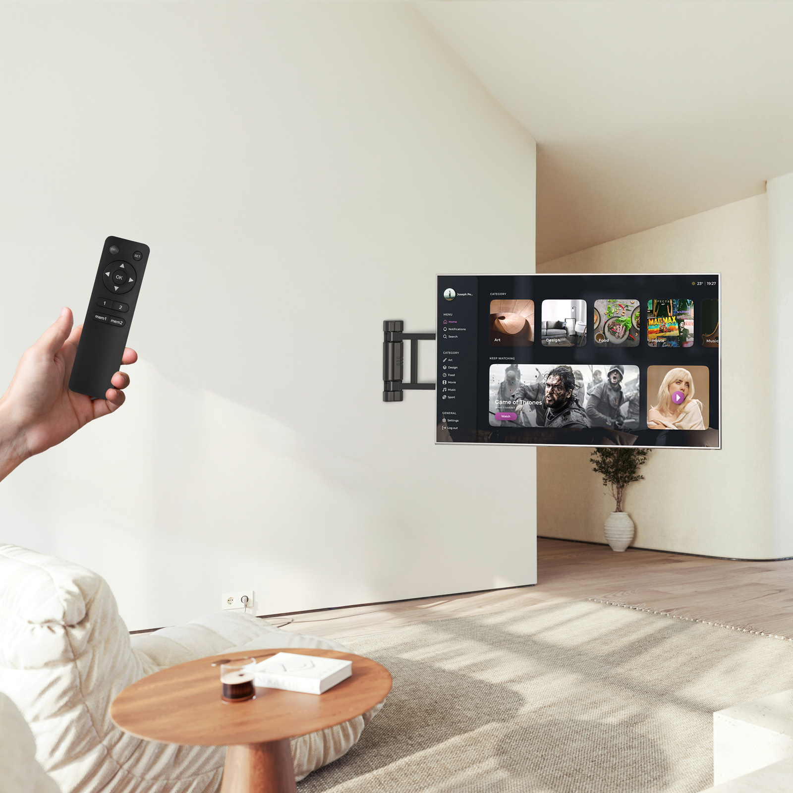 Una mano tiene un telecomando davanti a uno schermo TV moderno.