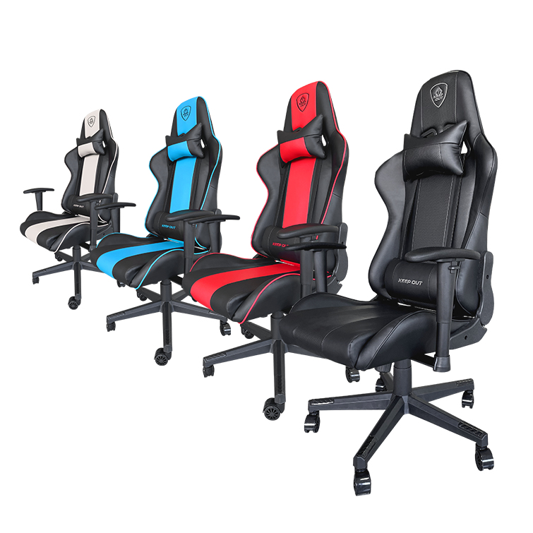 Quattro sedie da gaming nere, rosse, blu e bianche, con cuscino.
