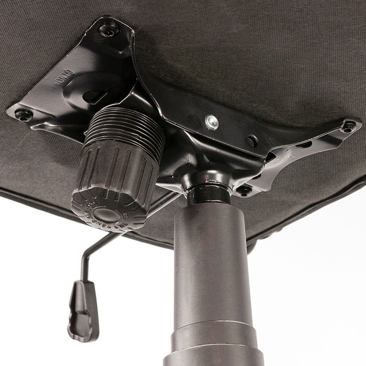 Zbliżenie na dolny mechanizm czarnego krzesła biurowego z tkaniny.