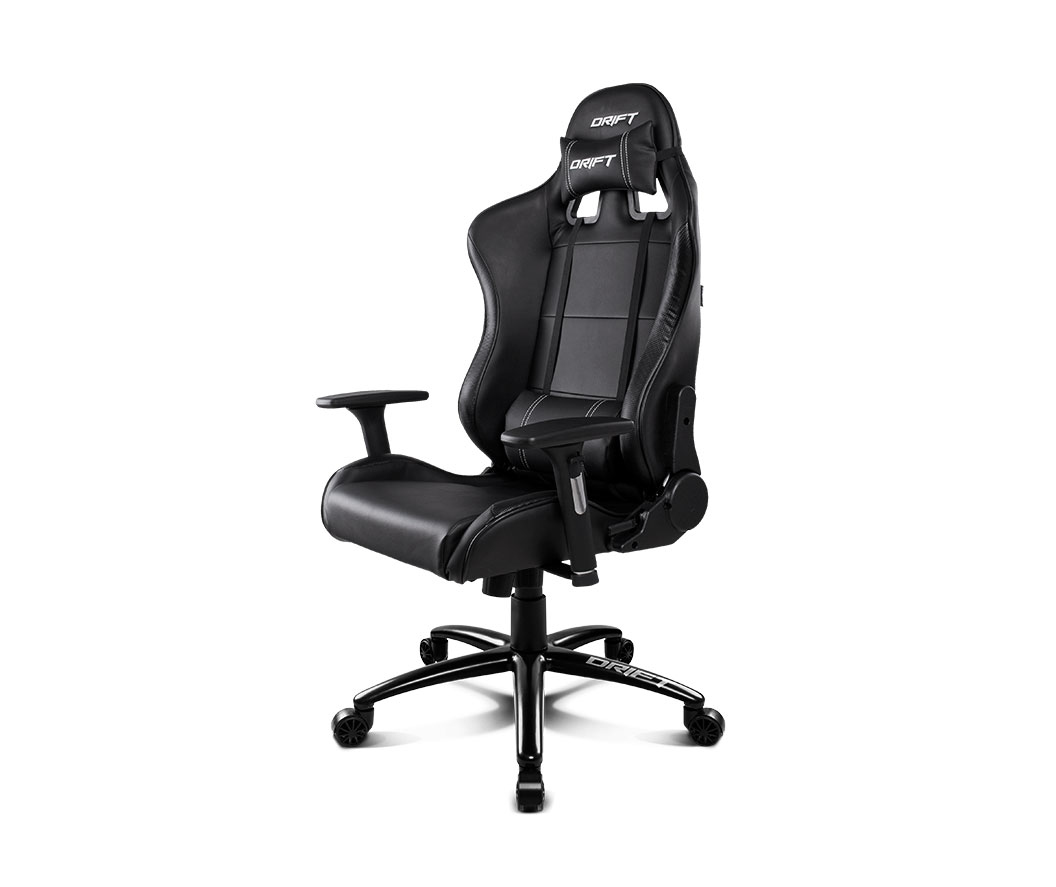 Schwarzer Gaming-Stuhl mit weißen Nähten und Kopfstützenlogo. Mit verstellbaren Armlehnen und Fünf-Sterne-Basis.