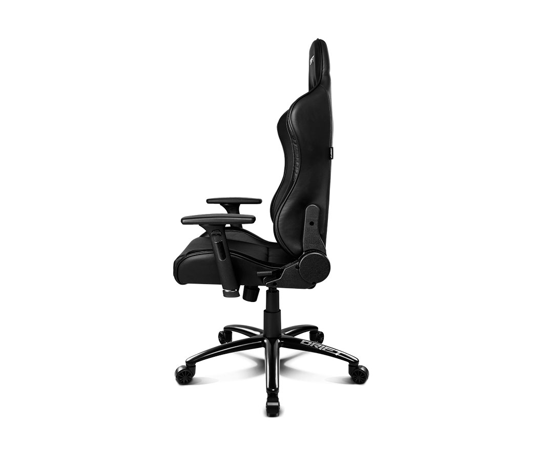 Schwarzer Gaming-Stuhl im Profil, mit Armlehnen, Rädern und weißem Hintergrund.