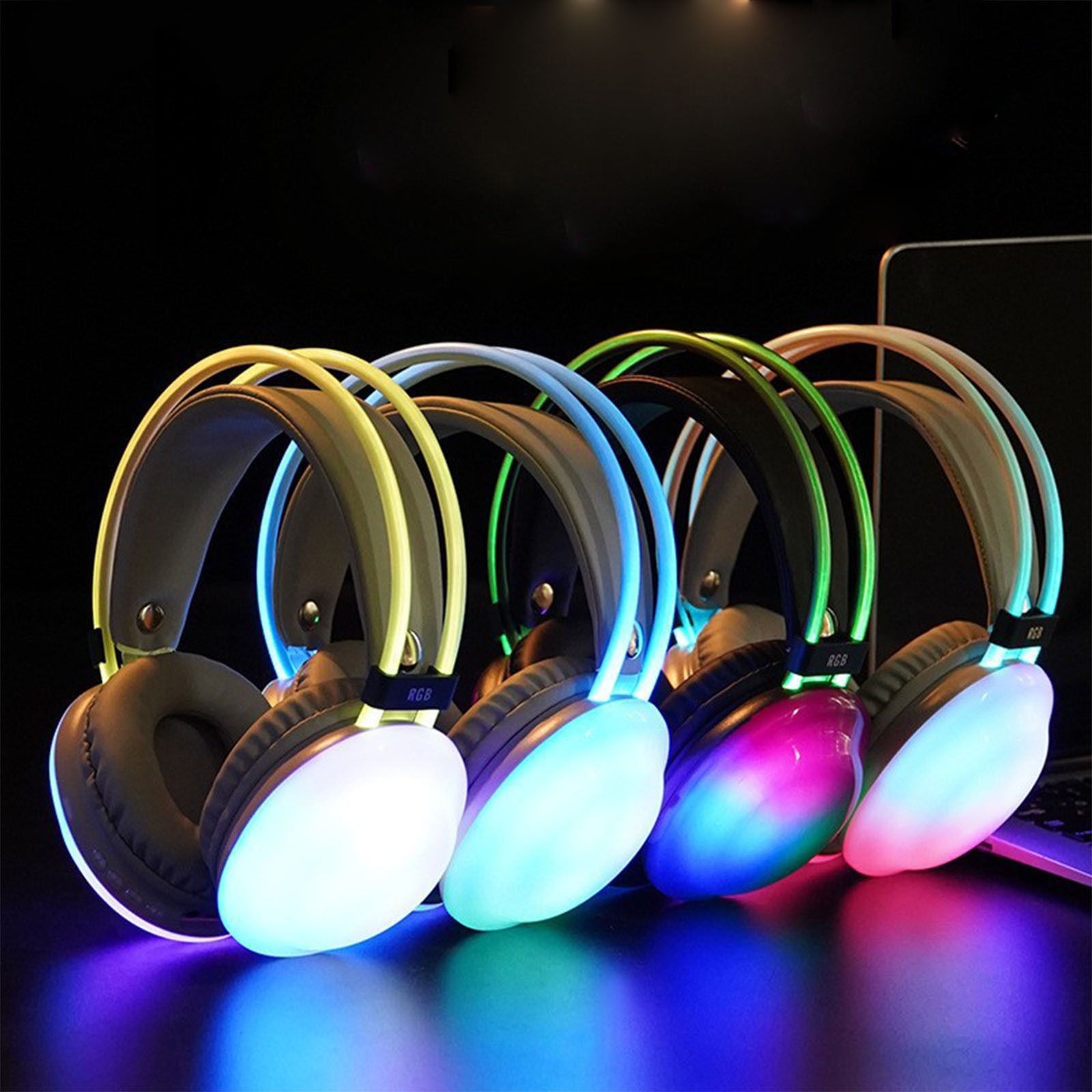 Mehrere RGB-Kopfhörer mit leuchtenden Ohrmuscheln in verschiedenen Farben.