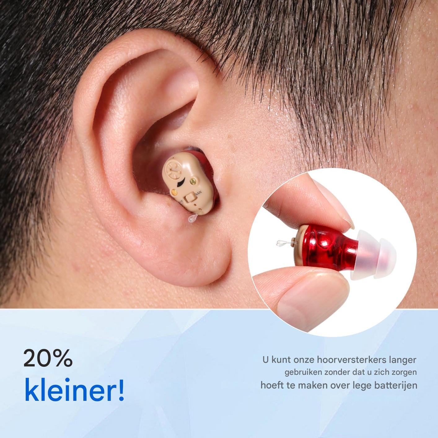Ein kleines, beiges Hörgerät im Ohr, daneben ein rotes Hörgerät in der Hand.