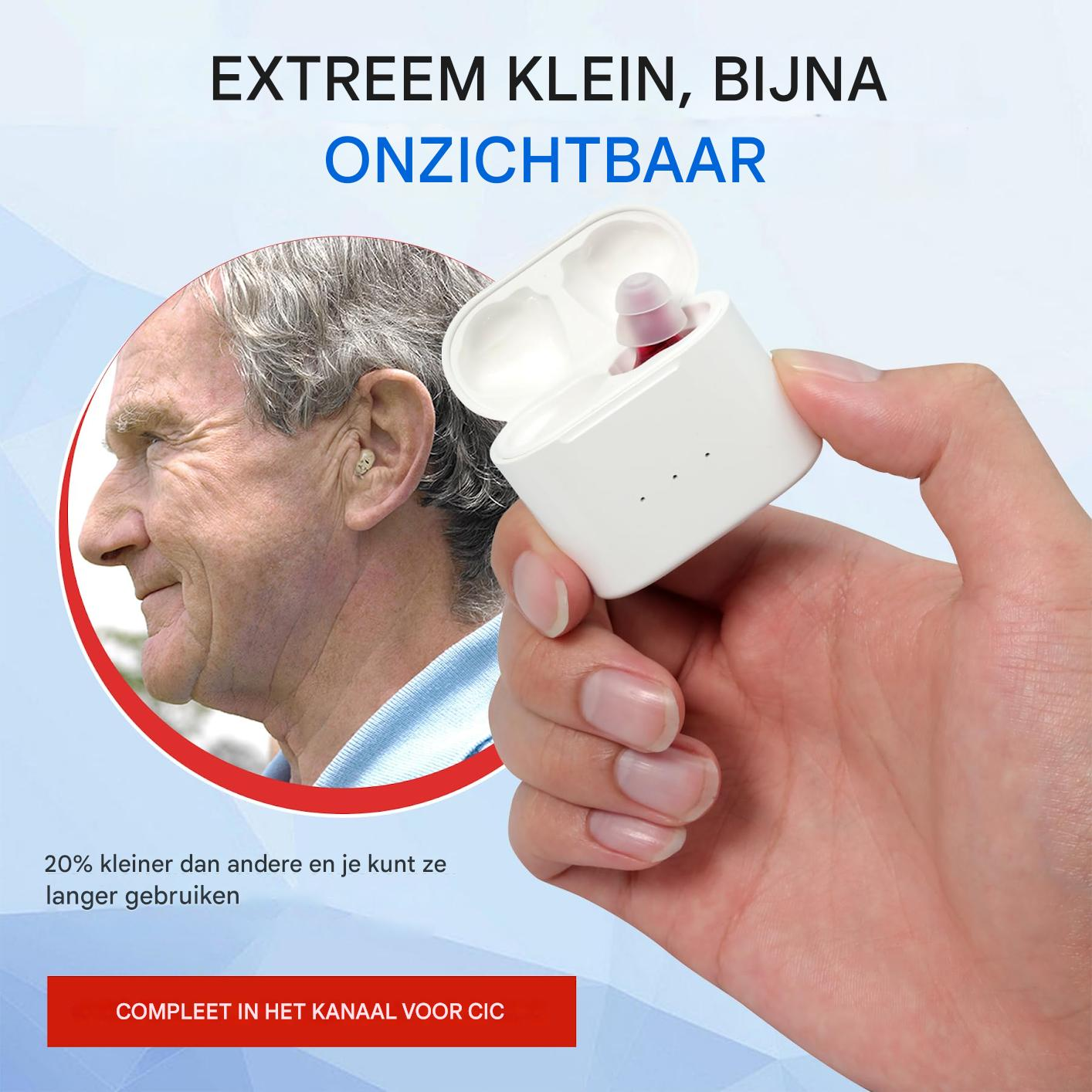 Ein Mann mit einem Hörgerät im Ohr. Eine Hand hält eine weiße Ladebox.