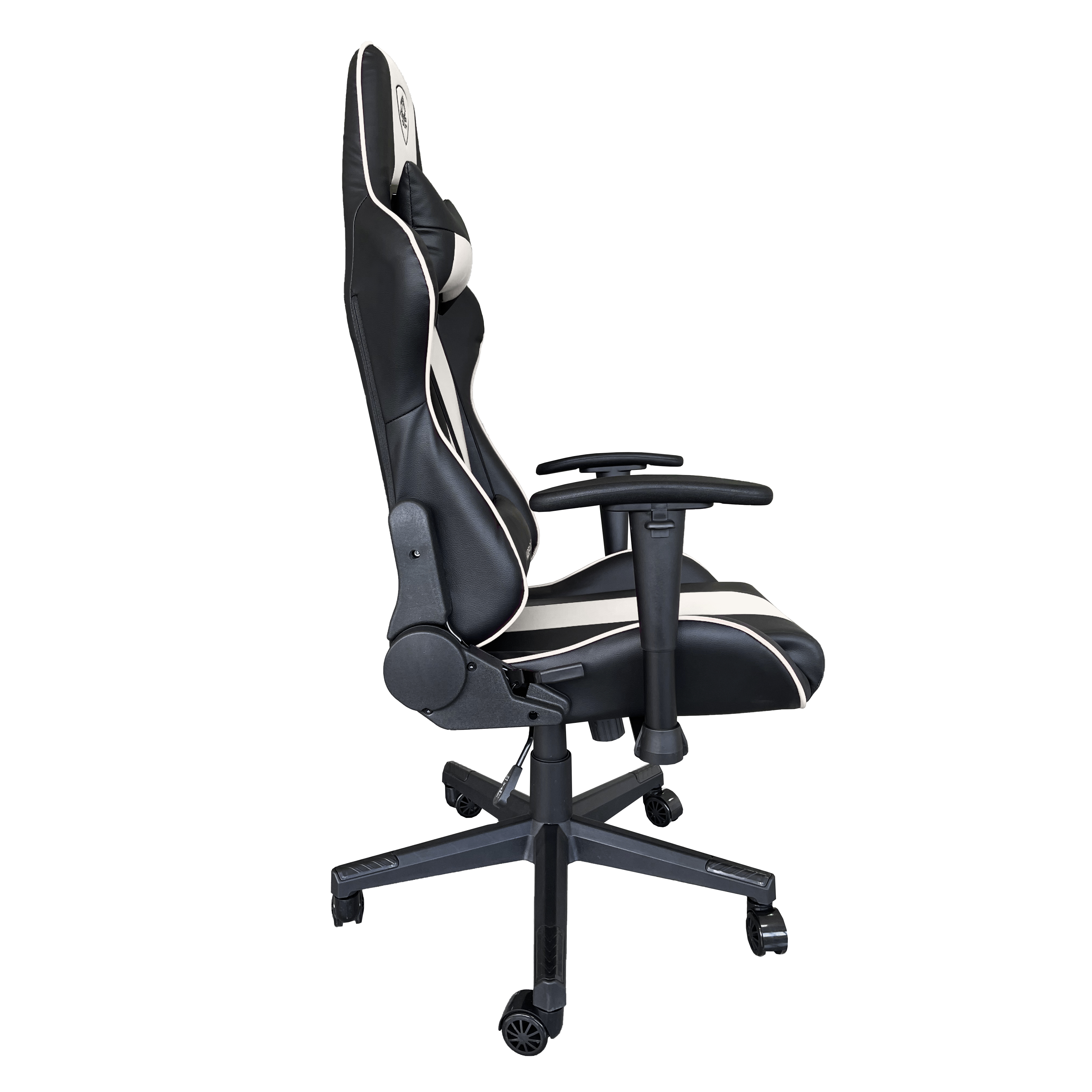 Una sedia da gaming nera con accenti bianchi e ruote.