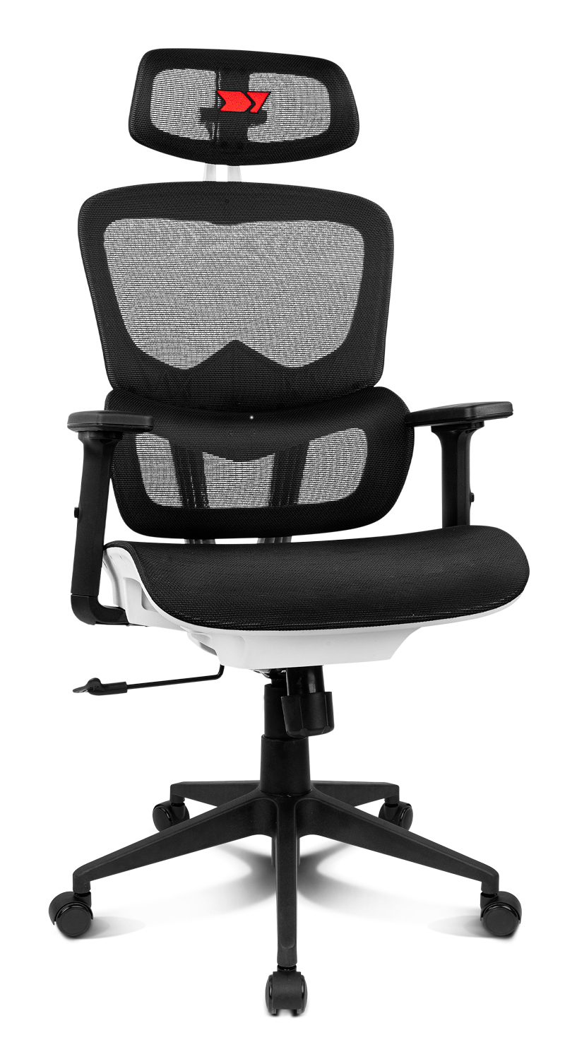 Una silla de oficina negra con respaldo de malla y reposacabezas con logo rojo.