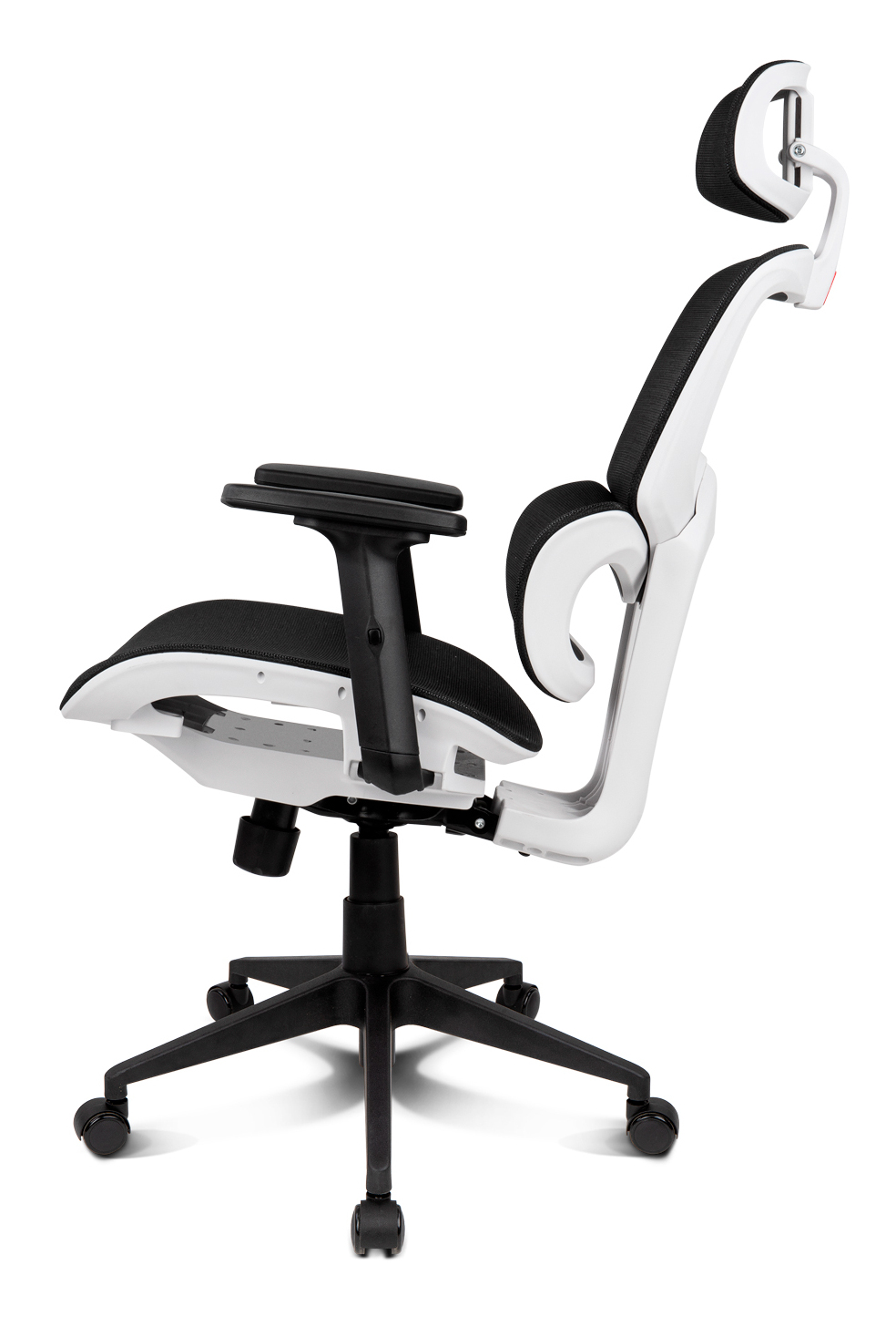 Silla de oficina moderna blanca con malla negra y reposacabezas, vista de lado.