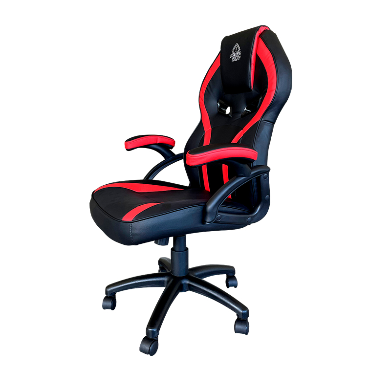 Sedia da gaming nera con accenti rossi, braccioli e poggiatesta regolabili.