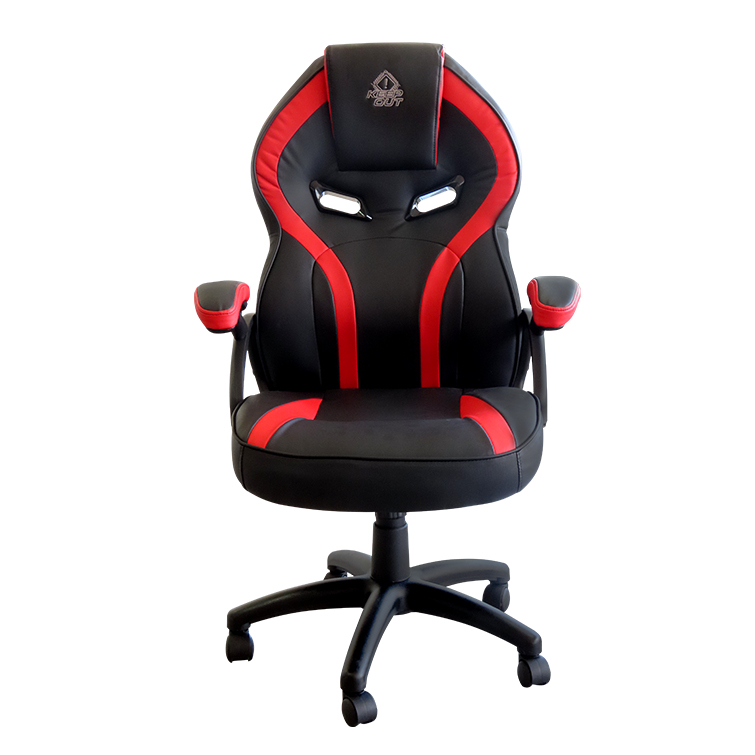 Una sedia da gaming nera con accenti rossi e un logo in alto.