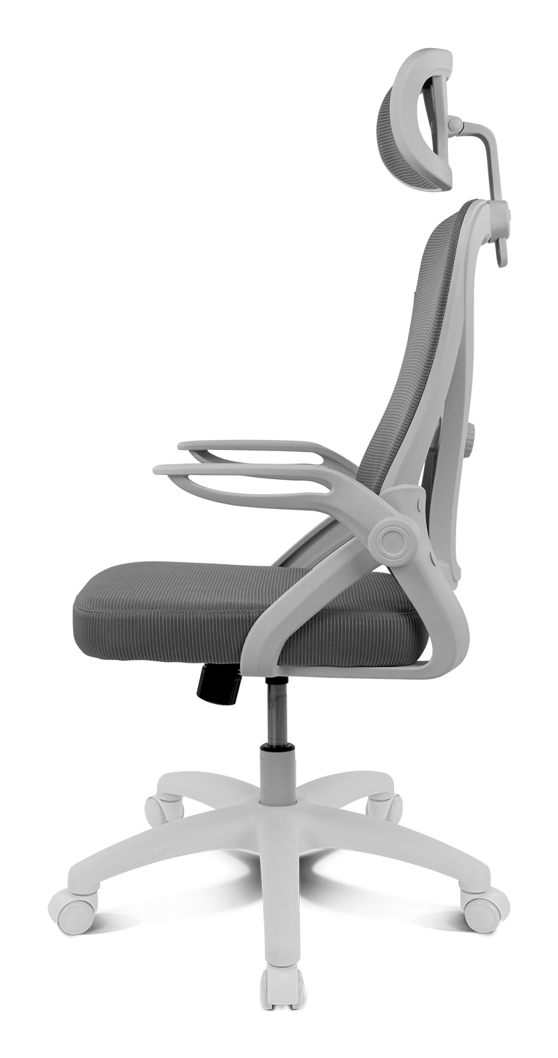 Silla de oficina gris con reposacabezas, reposabrazos y ruedas.