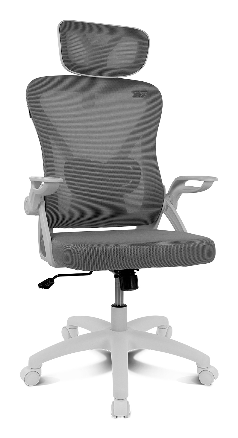 Una silla de oficina de malla gris con detalles blancos y reposacabezas, sobre base blanca con ruedas.