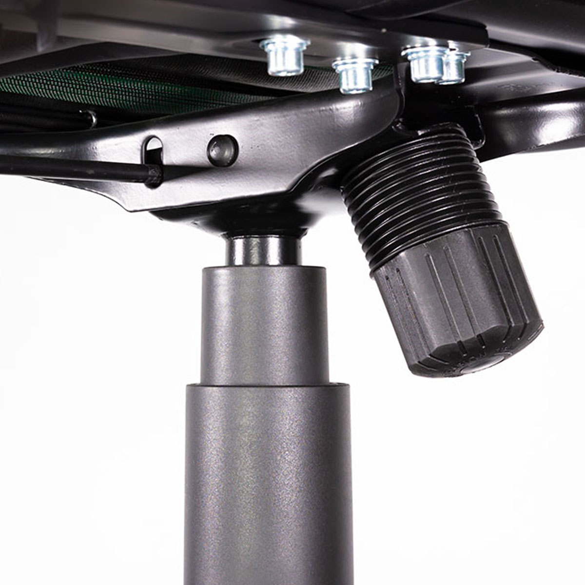 Zbliżenie mechanizmu krzesła biurowego ze śrubami i pokrętłem regulacji.