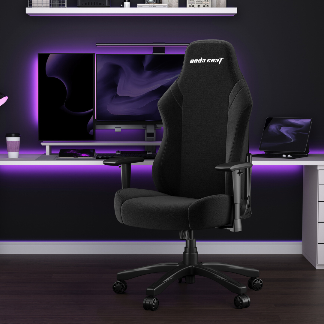 Ein schwarzer Gaming-Stuhl mit 'Anda Seat'-Logo steht vor einem Schreibtisch mit Monitoren.