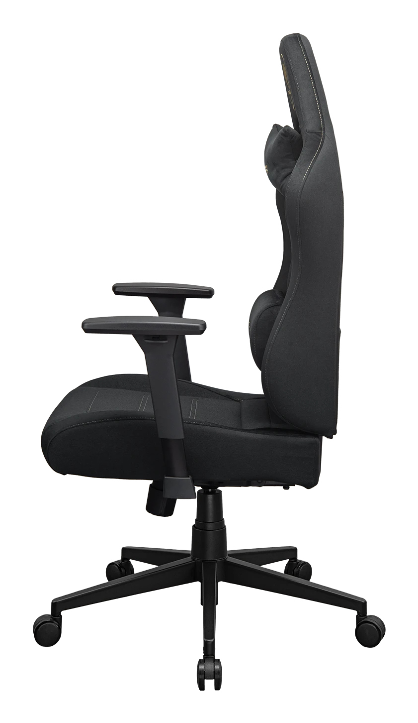 Silla gamer negra de perfil con reposabrazos ajustables y cojín lumbar.