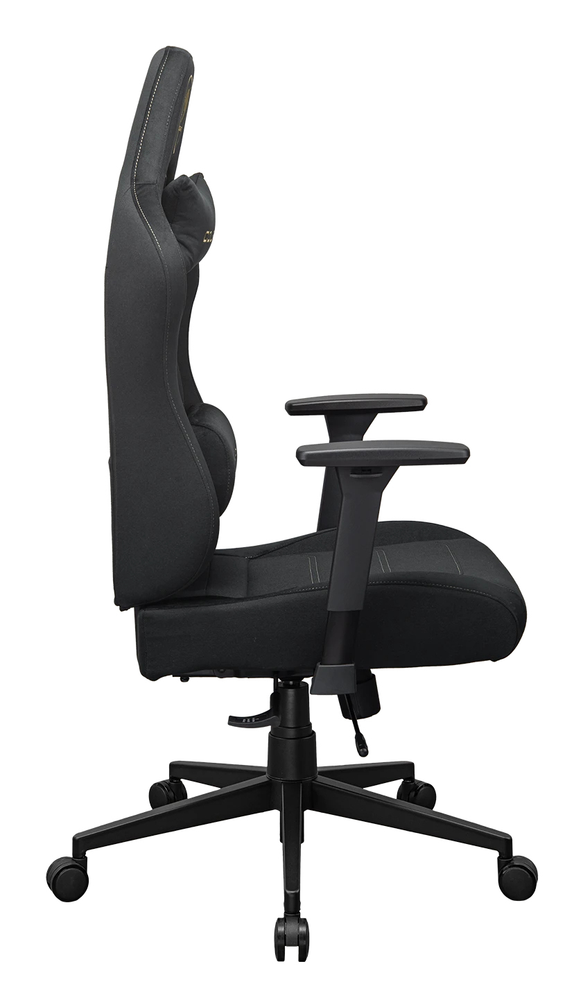 Una silla gamer negra con reposabrazos y ruedas, vista de lado.